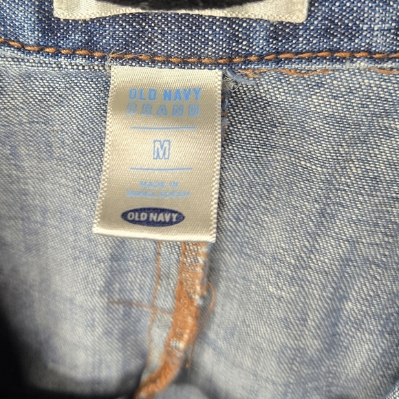 Old navy Sleeveless Denim Button-Up Top - Picture 2 of 5